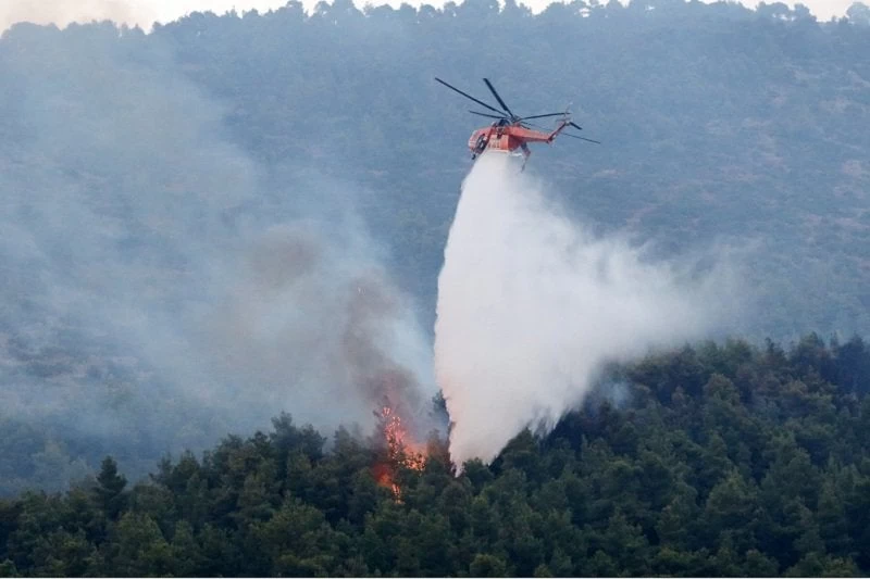 Ανεξέλεγκτη η φωτιά στη Θήβα, κινείται με μεγάλη ταχύτητα στα σύνορα με την Αττική